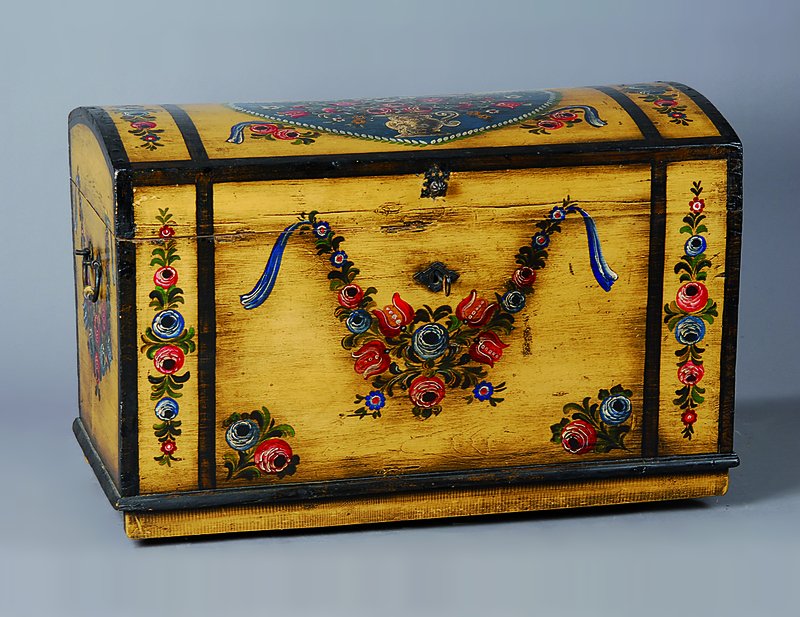 Bauerntruhe, nach dem Vorbild v. 1820, hier um 1900, Bemalung und Beschläge später, Alterssch., ca. 64x96x52 cm