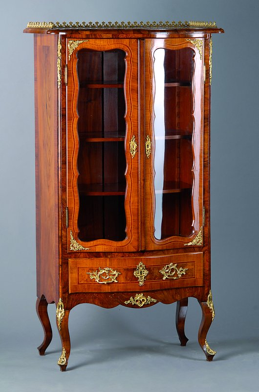 Vitrine, Barockstil, Nußbaumfurnier, reiche Bronzebeschläge, 2-türig, verglast, 1-schübig,3 Einlegebretter, Gebr.-Sp., ca. 148x77x42 cm