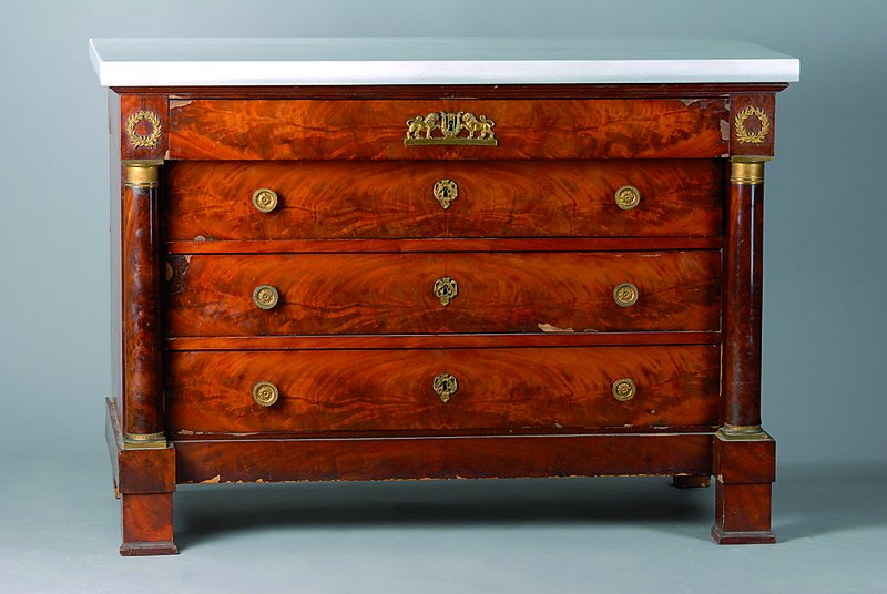 Kommode, um 1820/30, Empire, Mahagonifurnier, 4-schübig, reich verzierte Bronzebeschl., Lisenen m. Vollsäulen, hellgraue Marmorplatte sek., ...