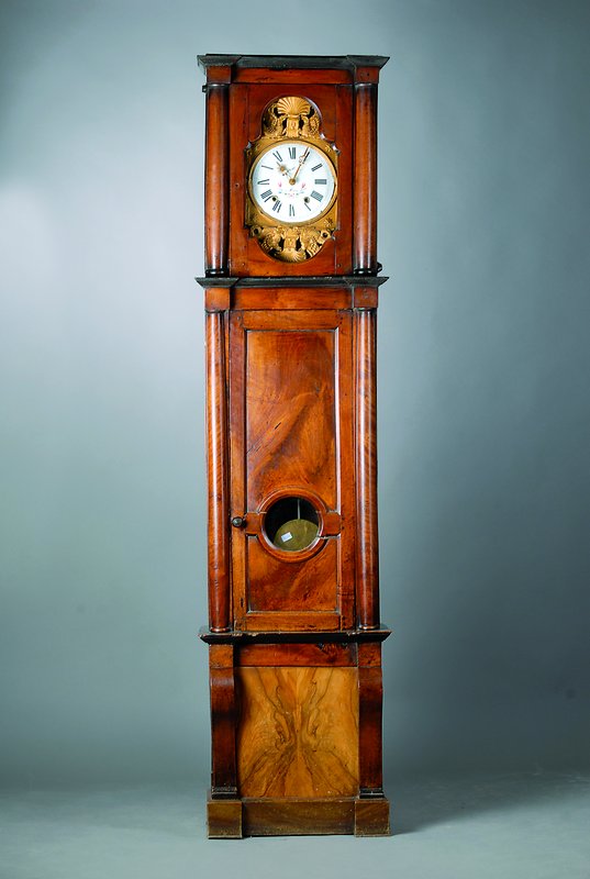Standuhr, Frankreich um 1830, Nussbaum, obenverglaste Seitenteile, mit Comtoiser Werk, geprägte Messingumrandung mit Fabeltiere, unten sek. ...