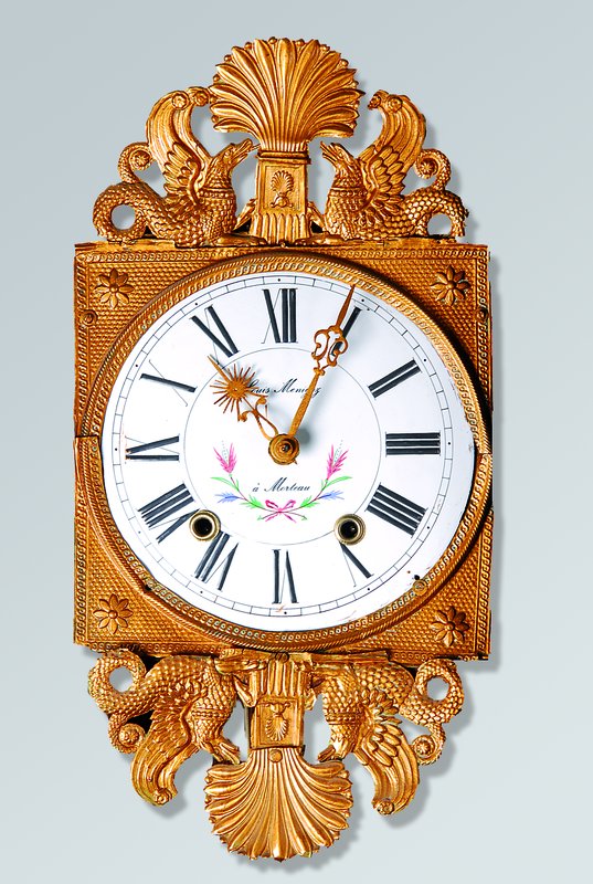 Detail a: Standuhr, Frankreich um 1830, Nussbaum, obenverglaste Seitenteile, mit Comtoiser Werk, geprägte Messingumrandung mit Fabeltiere, unten sek. ...