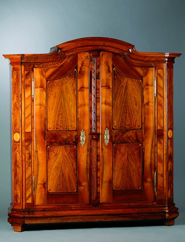 Schrank, süddeutsch, um 1770, Barock mit starkem klassizistischem Einschlag, Nußbaum/Wurzelnußfurnier, reiche Intarsien in verschiedenen ...