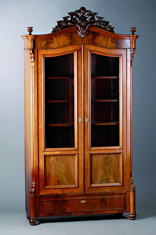 Vitrine, Louis-Philippe, um 1860/70, Mahagonifurnier, 2-türig, verglast, Fußschublade, Kopf mit reich geschnitzter Krone, 3 Einlegebretter, ...