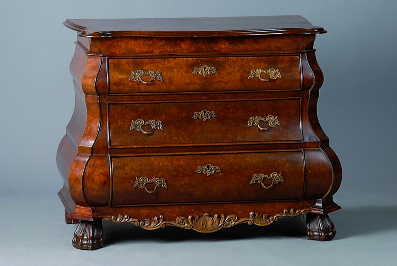 Barockstilkommode, um 1900, Wurzelnußfurnier, allseitig geschweift, Front bombiert, 3-schübig, reich verzierte Bronzebeschläge, Tatzenfüße, ...