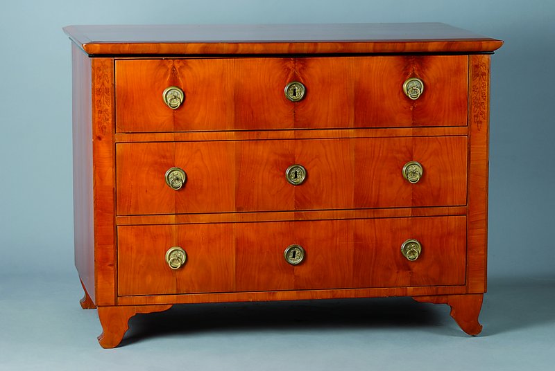 Kommode, Louis-Seize, um 1770, Kirschbaumfurnier, 3-schübig, Zierleiste geschwärzt, sparsame Brandmalerei in Form v. Blüten und Eicheln, Beine ...