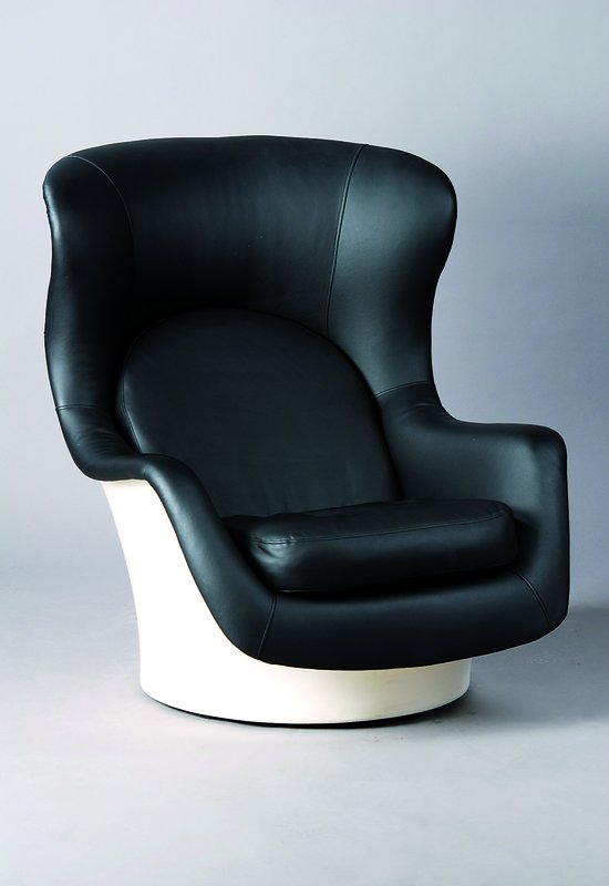 Designersessel, um 1960, Kunststoffkorpus cremefarben, schwarze Lederbezüge, ausgefallenes Design, ca. 92x78x92 cm, Sh. 39 cm