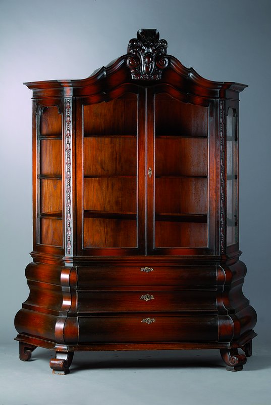 Prahlhans, um 1900, Nußbaum, Front bombiert,2-türig, 3-seitig verglast, 3-schübig, 3 Einlegebretter, reiche Volutenverzierung, st. Gebr.-Sp., ca. ...