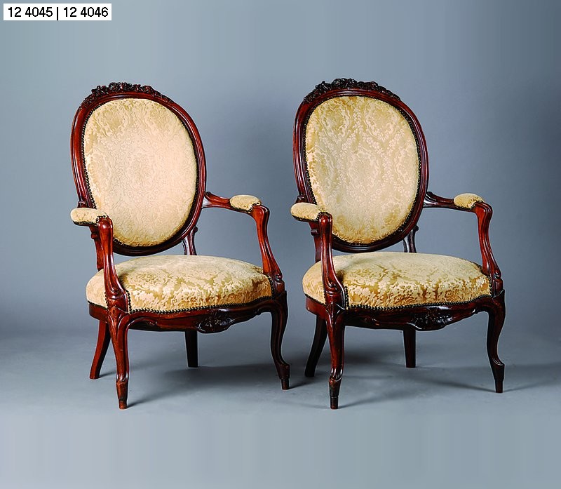 Armlehnsessel, deutsch, um 1860, Buche auf Nußbaum gebeizt, Beine geschweift, reiche Schnitzereien, Bezug und Polsterung alt belassen, Nagelverz., ...