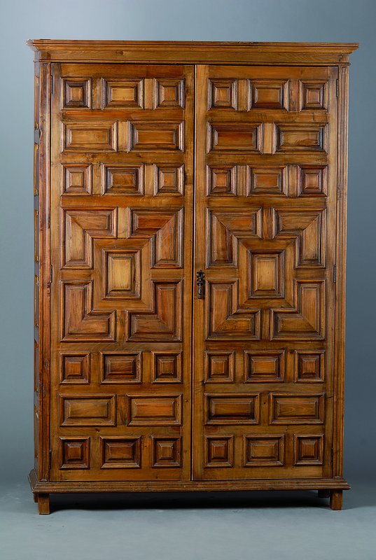 Schrank, nach spanischem Vorbild v. 1480, Rosskastanie u. Nußbaum, 2-türig, Front und Seiten reich kassettiert, 3 Einlegebretter, Gebr.-Sp., ca. ...