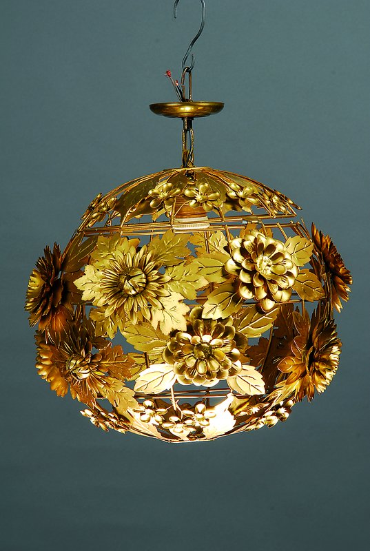 Deckenlampe in Kugelform, wohl Spanien, um 1925-30, eine Brennstelle, Original Keramikfassung u. Verkabelung, Elektrifizierung nicht geprüft, jedoch ...