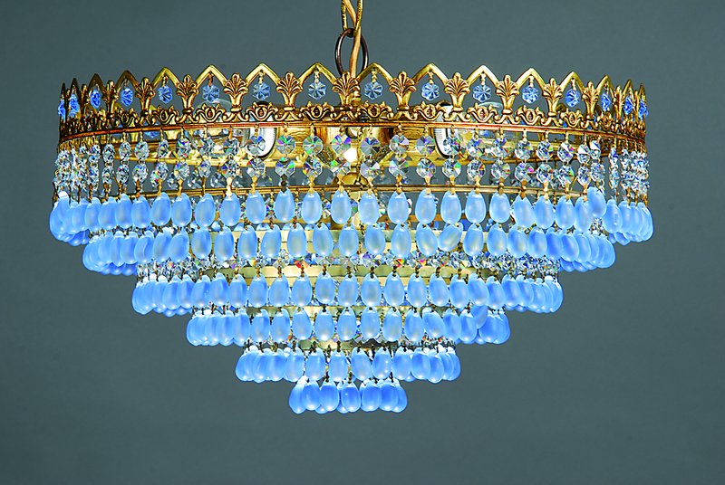 Kristallleuchter, Spanien, ca. 30er Jahre alt, am durchbrochen gearbeiteten Messingrondell, vier Brennstellen, facettierter Kristallbehang mit ...