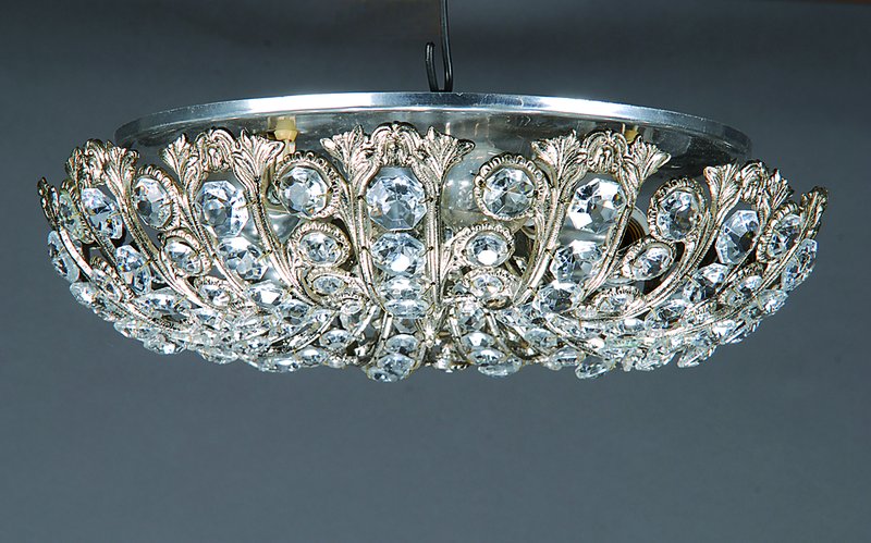 Deckenlampe, Spanien, um 1930-35, verspiegelte Deckenablussplatte, flacher, massiver Korpus mit durchbrochenem Blattwerk aus Weissbronze, darin ...