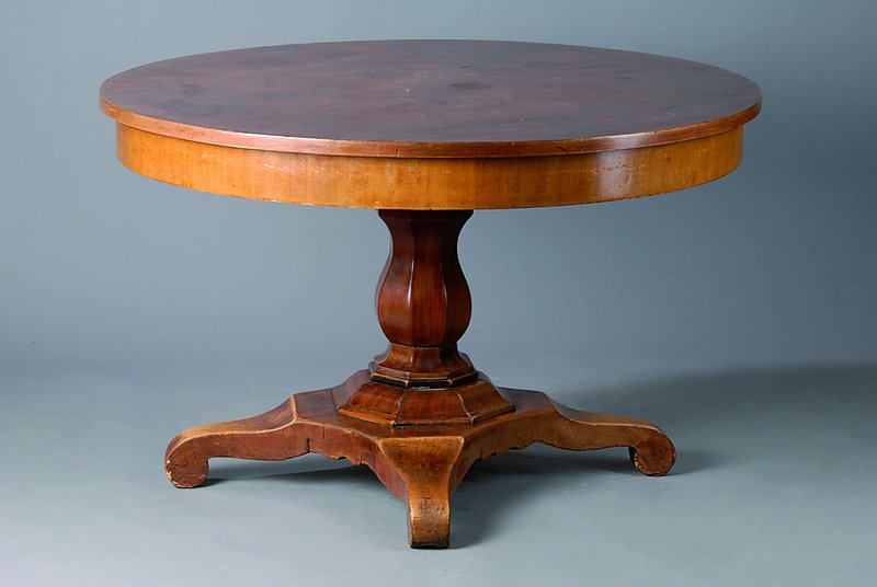 Runder Tisch, deutsch, um 1850/60, Platte Satinholz auf Mahagoni gebeizt, Fuß Nußbaum, Balusterfuß, Füße in Voluten auslaufend, schwundrissig, ...