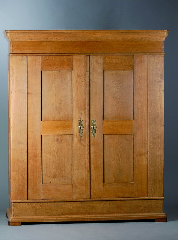 Biedermeierschrank, Pfalz, um 1850, Eiche massiv, 2-türig, Front und Seiten kassettiert, abgerundete Ecken, rest., Gebr.-Sp., ca. 188x165x62 cm