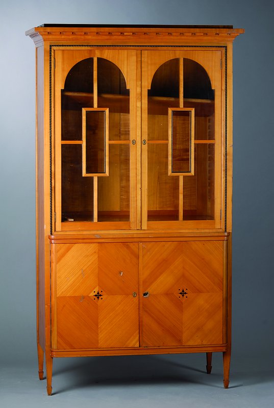 Vitrinenschrank, deutsch, um 1902/04, Jugendstil, wohl Darmstadt, starker Einfluss v. Bruno Paul, Ahornfurnier, Unterteil 2-türig, Oberteil 2-türig ...