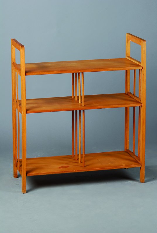 Notenregal, wohl Wien, um 1902/04, Buche, Sezessionstil, vielfach versprosst, 3 Ablegebretter, st. Gebr.-Sp., ca. 85x73x35 cm