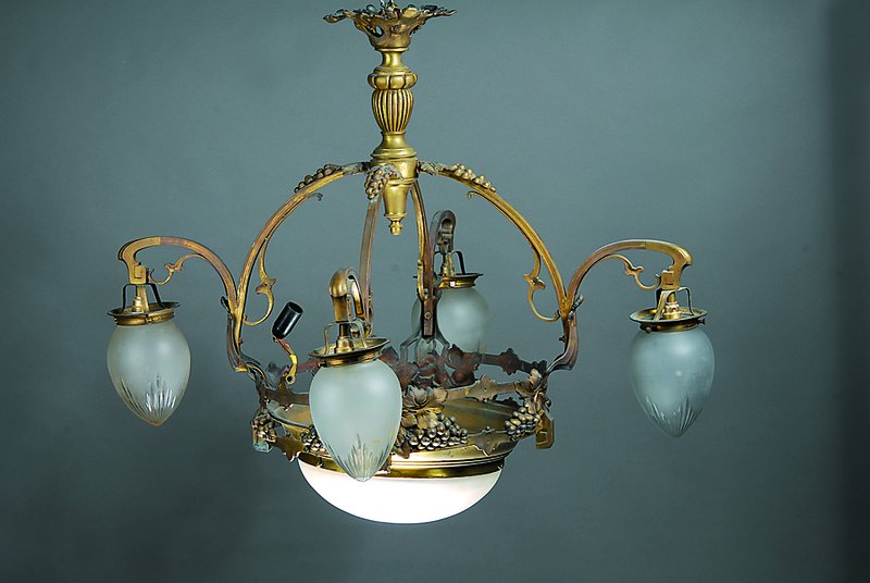 Große Deckenlampe, deutsch, um 1910/20, Messingguß, schwerer Kranz mit Weinlaubdekor in Blatt u. Frucht, 5 Brennstellen, geschliffene u. mattierte ...