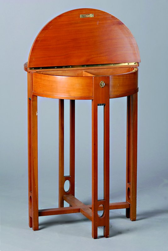 Nähtisch, deutsch, um 1902/04, Jugendstil, Kirschbaum, wohl Darmstadt, aufklappbar, st. Gebr.-Sp., H. 70 cm, D. 50 cm