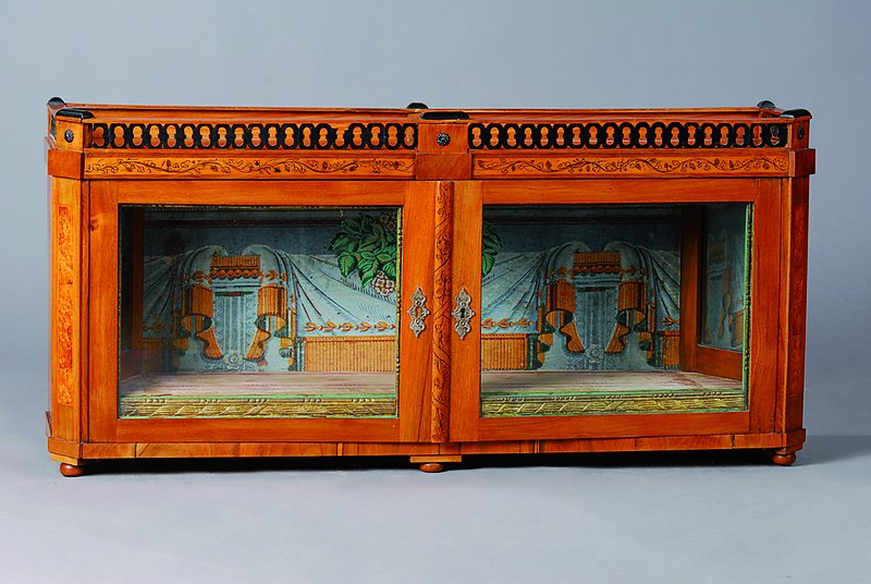 Aufsatzteil, Biedermeier, um 1820/25, Nußbaum/Wurzelnußfurnier, teils Eiche, Beschläge sek., 2-türig verglast, klassizistische Tapete, Schloss ...