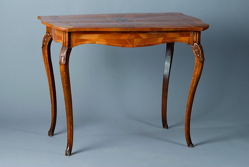 Tisch, um 1760/65, Korpus WH, Beine Buche, Platte und Zarge, Nußbaum/Wurzelnußfurnier, allseitig geschweift, Platte reich intarsiert in Ahorn, ...