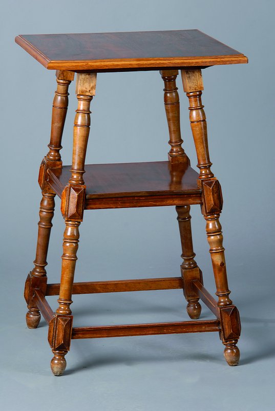 Etagentisch, deutsch, um 1900, Nußbaum, Beine gedrechselt, 2 Etagen, Gebr.-Sp., ca. 73x48x48 cm
