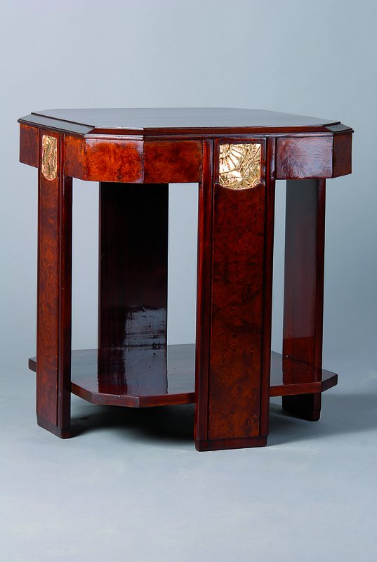 Beistelltisch, Art-Deco, um 1930, 8-eckig, Palisander/Wurzelfurnier, Zarge m. sparsamer Blütenschnitzerei goldfarben gefasst, Gebr.- Sp., ca. ...