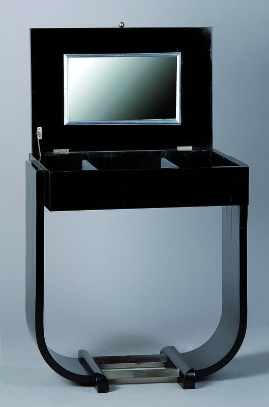 Kleiner Schminktisch, Art-Deco, um 1930, schwarz gefasst, aufklappbar, mit Spiegel, Zierteile verchromt, st. Gebr.-Sp., ca. 74x70x42 cm