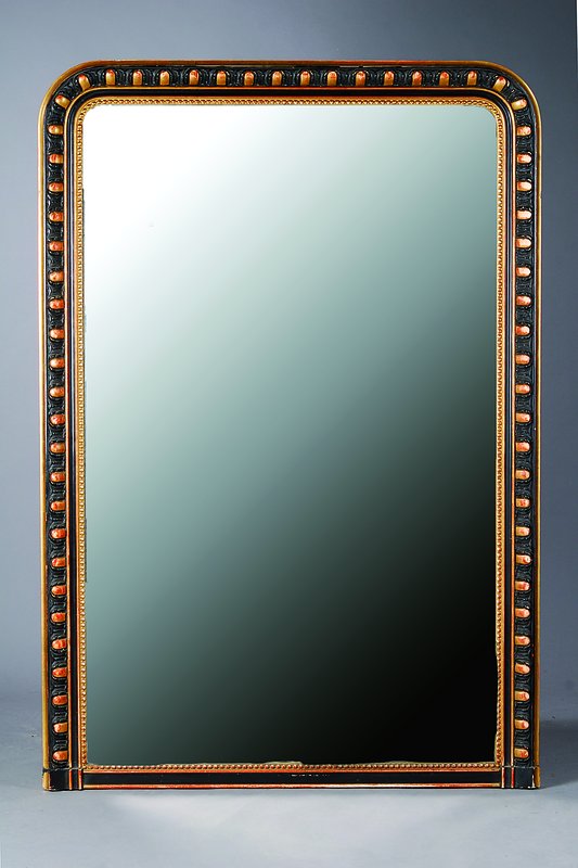 Großer Spiegel, um 1870/80, gold und schwarz gefasst, Perlleistenverzierung, abgerundete Ecken, st. Gebr.-Sp., ca. 162x110 cm