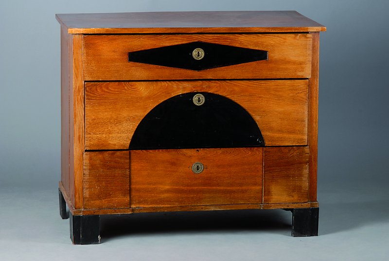 Kommode. norddeutsch, um 1860, Eiche, teils geschwärzt, 3-schübig, Beschläge sek., Alterssch., Furniersch., 1 Fuß lose, ca. 80x95x51 cm