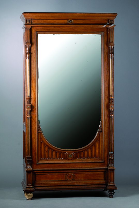 Schrank, Frankreich, um 1880/90, Nußbaum, 1-türig verspiegelt, 1-schübig, 3/4 Säulen gerieft, Leistenteile besch., ohne Schlüssel, Alterssch., ...
