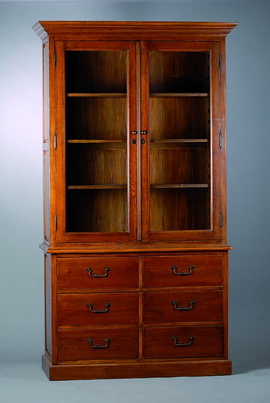 Aufsatzvitrine, 20. Jh., Eiche, Unterteil 6-schübig, Oberteil 2-türig verglast, Kopf vielfach getreppt, Gebr.-Sp., ca. 242x126x57 cm