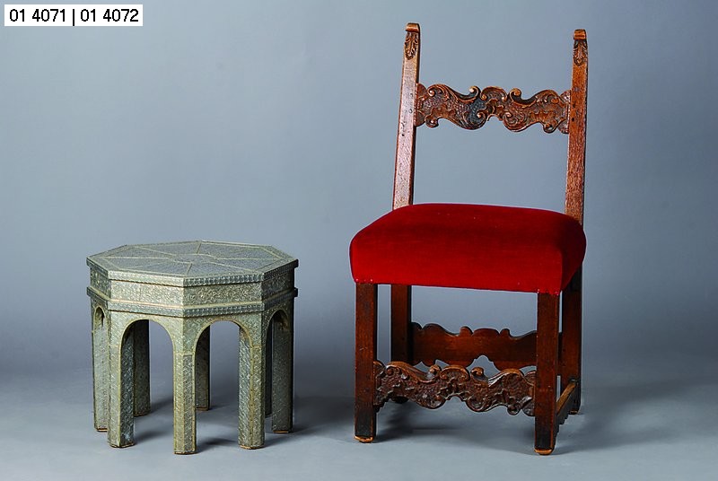 Barockstuhl, 17. Jh., Eiche, sparsame Schnitzereien, roter Bezug alt belassen, Alterssch., ca. 94x51x48 cm, Sh. 50 cm