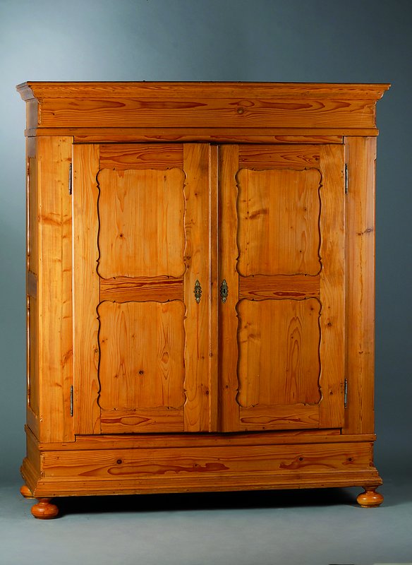 Schrank, um 1850, Fichte, 2-türig, Kugelfüße sek., verzierte Beschläge, Kopf getreppt, schwundrissig, Alterssch., ca. 189x160x68 cm
