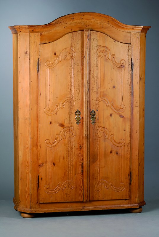 Schrank, Österreich, um 1800, Fichte massiv,2-türig, Türen u. Lisenen mit Rocaillenverzierung, stärkere Spuren ehemaligen Wurmbefalls, ...