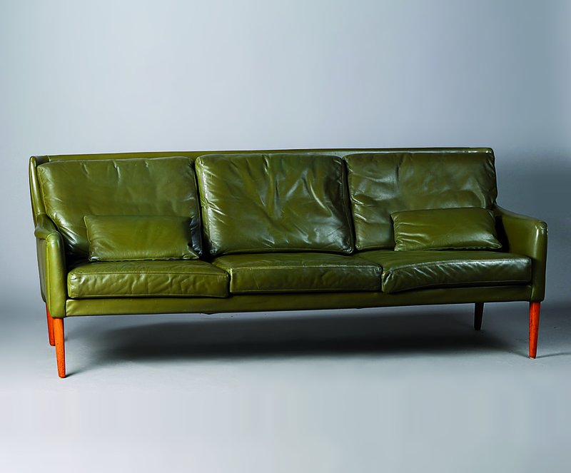 Ledersofa, Anfang 60er Jahre, 3-Sitzer, Holzfüße, abnehmbar Sitzkissen, Gebr.-Sp., ca. 74x194x77 cm, Sh. 41 cm