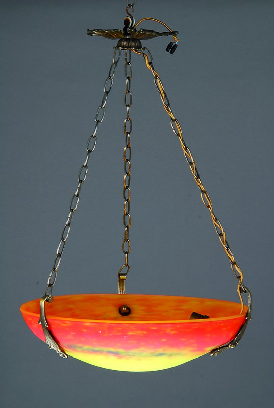 Deckenlampe, Frankreich, um 1920, Schirm pate-de-verre mit gelben, orangeroten und blauen Einpuderungen, sign. Muller Fres, Bronzemontur, Elektr. ...