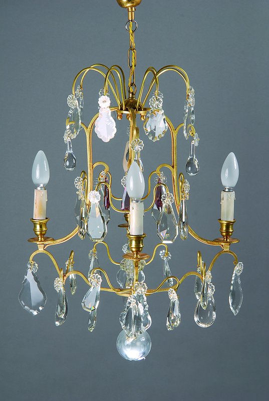 Deckenleuchter, Frankreich, um 1900, Messingmontur mit facettiertem Glasbehang in farblos und violett, vier Brennstellen, Elektr. erneuert, nicht ...