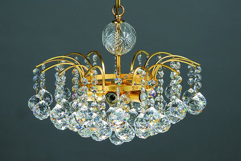 Deckenlampe und zwei Wandlampen, wohl deutsch 80er Jahre, Messingmontur vergoldet, 6 Brennstellen bzw. je 2 Brennstellen, geschliffener ...