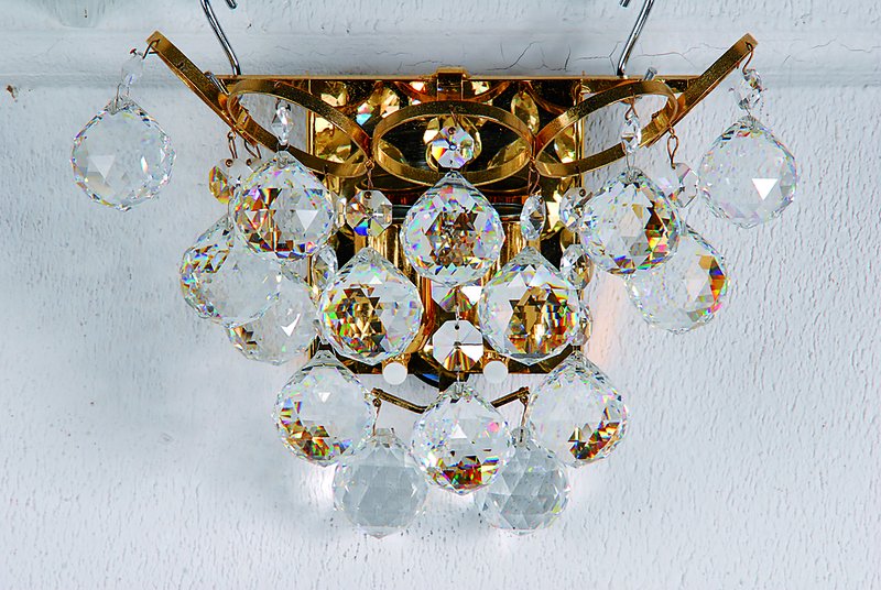 Detail a: Deckenlampe und zwei Wandlampen, wohl deutsch 80er Jahre, Messingmontur vergoldet, 6 Brennstellen bzw. je 2 Brennstellen, geschliffener ...