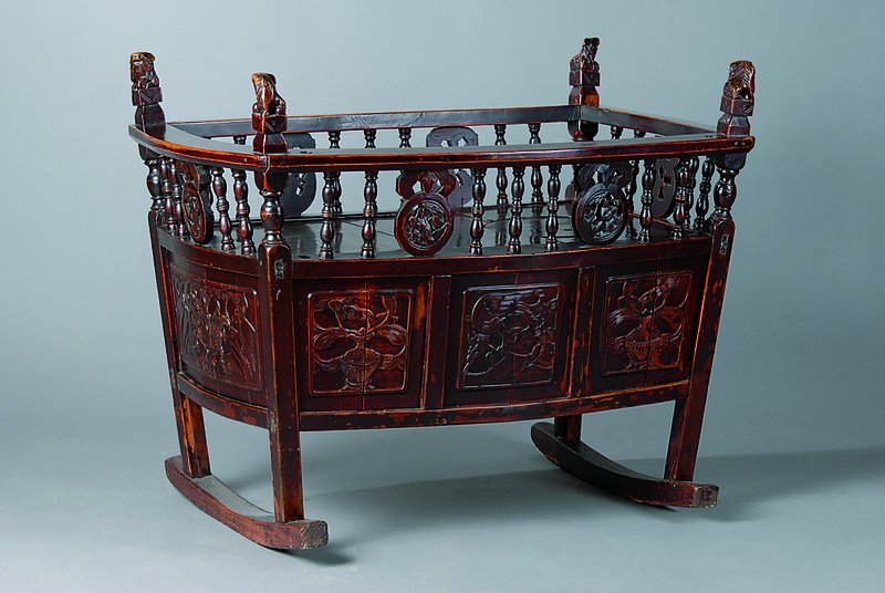 Wiege, China, um 1900, sog. Rotholz mit reichen Flachschnitzereien, Boden in zwei Ebenen dem Alter des Kindes anpassbar, ca. 78x98x62cm