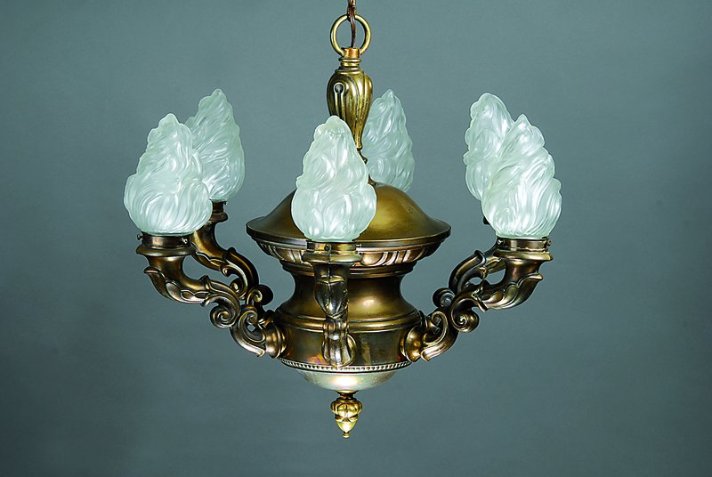 Deckenlampe, deutsch, um 1920, Messing, sechs Brennstellen, Flammenschirme H. ca. 85 cm, D. ca. 62 cm
