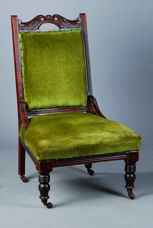 Stuhl, England, um 1850/60, Nußbaum, sparsame Voluten und Akanthusblattschnitz., auf Rollen, st. Gebr.-Sp., ca. 100x62x56 cm, Sh. 40 cm