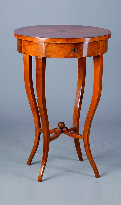 Sog. Trommelnähtisch, deutsch, unter Verwendung alter Teile um 1825/30, Nußbaum/Wurzelnußfurnier 10-fach gesp. verlegt, 1-schübig, Beine ...