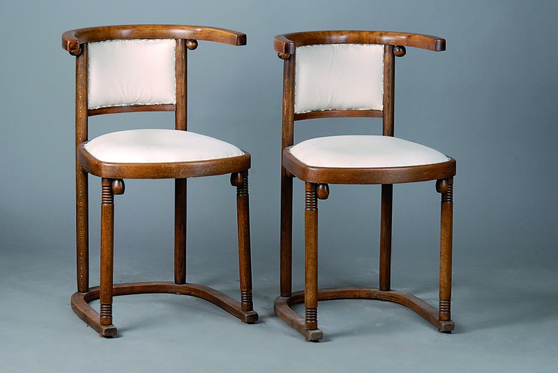4 sog. Fledermaus-Stühle, Wien, Hofmann, Buche, Bezug und Polsterung alt belassen, Erneuerung empf., teils st. Gebr.-Sp., ca. 75x50x46 cm, Sh. 46 cm