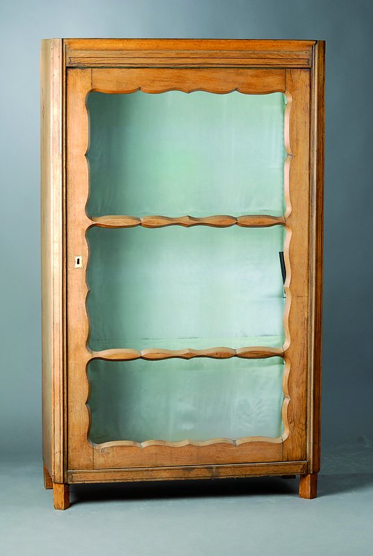 Vitrine/Wäscheschrank, mitteldeutsch, um 1840/60, Esche, 1-türig, 3-seitig verglast, 2 Einlegebretter, Leistenteile teils besch., Alterssch., ...