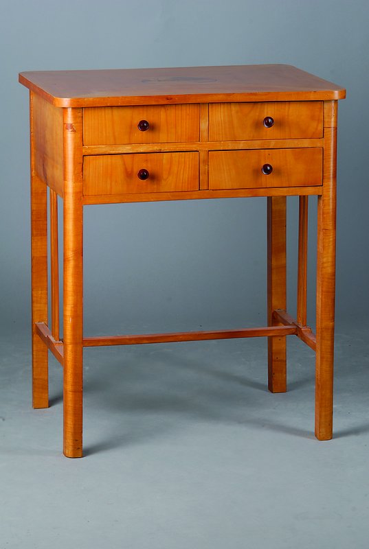 Beistelltisch, deutsch, um 1910, Rüster, Platte mittig mit Intarsie, 4-schübig, abgerundete Ecken, st. Gebr.-Sp., ca. 78x64x48cm