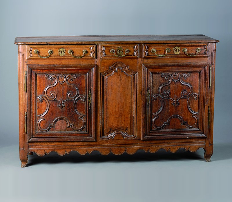Anrichte, Elsass-Lothringen, um 1760, Eiche massiv, 2-türig, 3-schübig, reiche Volutenverz., abgerundete Ecken, reich verzierte Beschläge, ...