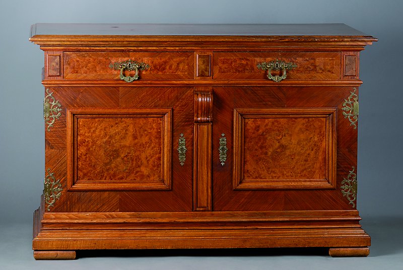 Anrichte, um 1890, Gründerzeit, Nußbaumfurnier, aufwendig verzierte Beschläge, 2-türig, 2-schübig, Kopf getreppt, Fuß passig, Gebr.-Sp., ca. ...
