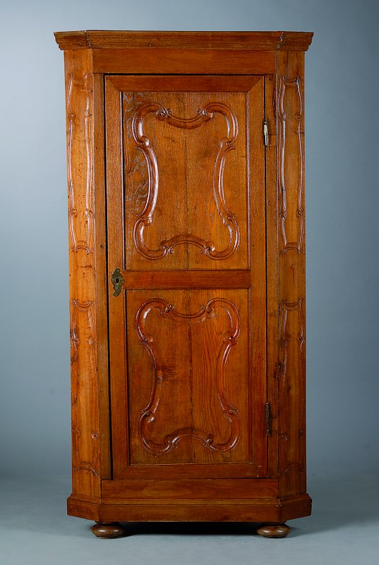 Eckschrank, nach barockem Vorbild, Eiche, 1-türig, Kugelfüße, sparsame Volutenverz., schwundrissig, Alterssch., ca. 170x87x54 cm