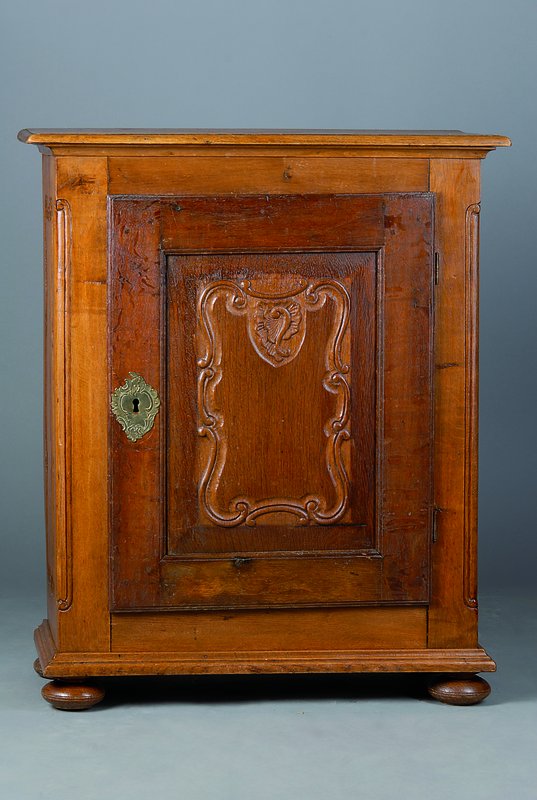 Halbschrank, nach barockem Vorbild, Eiche, 1-türig, sparsame Volutenschnitz., st. Gebr.-Sp., schwundrissig, ca. 93x76x36 cm